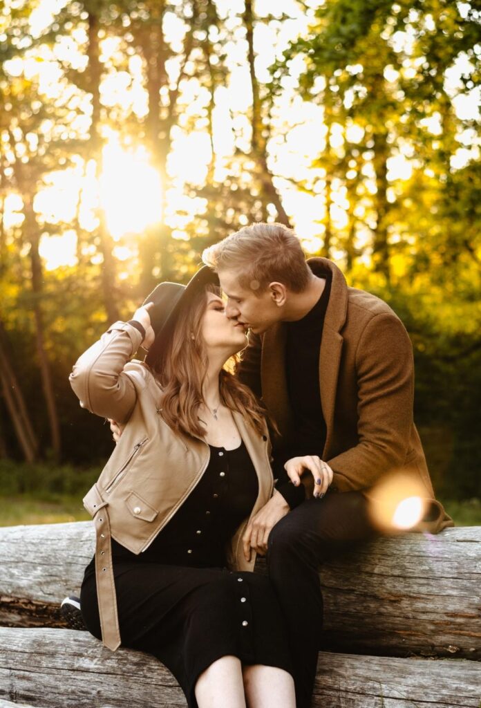 para siedząca na drzewie w lesie