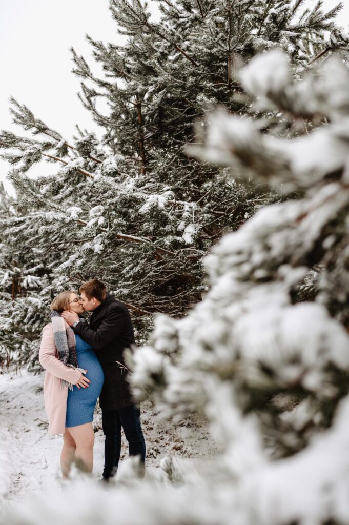 sesja ciążowa w lesie pod Tuszynem zimą