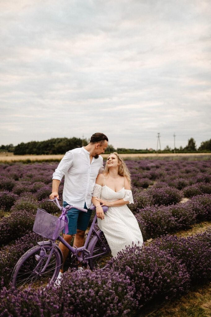 Sesja narzeczeńska w polach lawendy