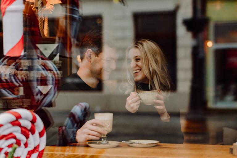 Romantyczne ujęcie w ulubionej restauracji – miejsca na sesję narzeczeńską