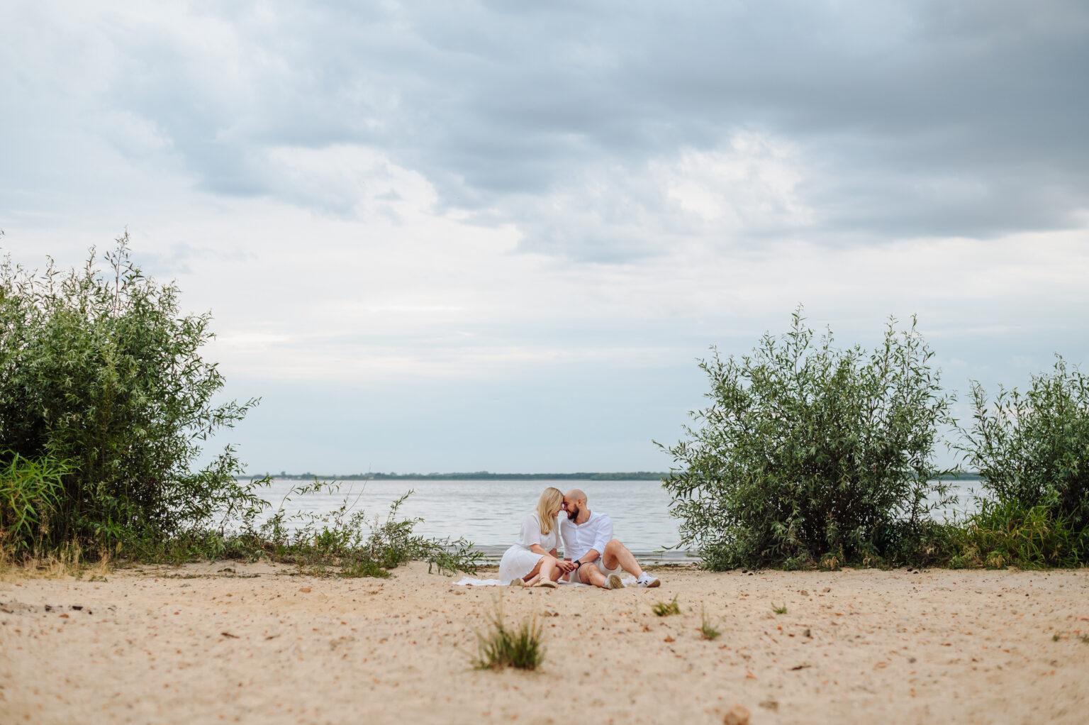 Plaża i klify przy Zbiorniku Jeziorsko – darmowe miejsce na sesję narzeczeńską w województwie łódzkim.